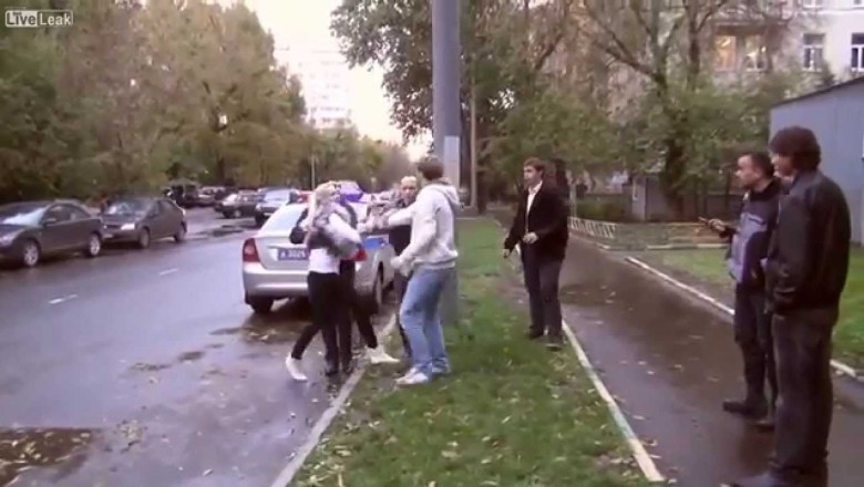 Sinirli Kadın Sürücü Kendisini Uyaran Çılgın Yayalara Karşı: Tam Bir Aksiyon Filmi